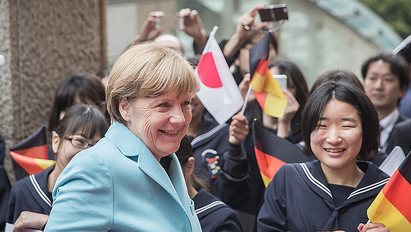 Begrüßung für die mächtigste Frau der Welt: Angela Merkel ist zum zweitägigen Staatsbesuch in Japan. Begrüßung für die mächtigste Frau der Welt: Angela Merkel ist zum zweitägigen Staatsbesuch in Japan.
