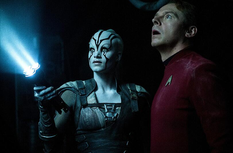 Jaylah (Sofia Boutella) zeigt Ingenieur Scotty (Simon Pegg) das Raumschiff.