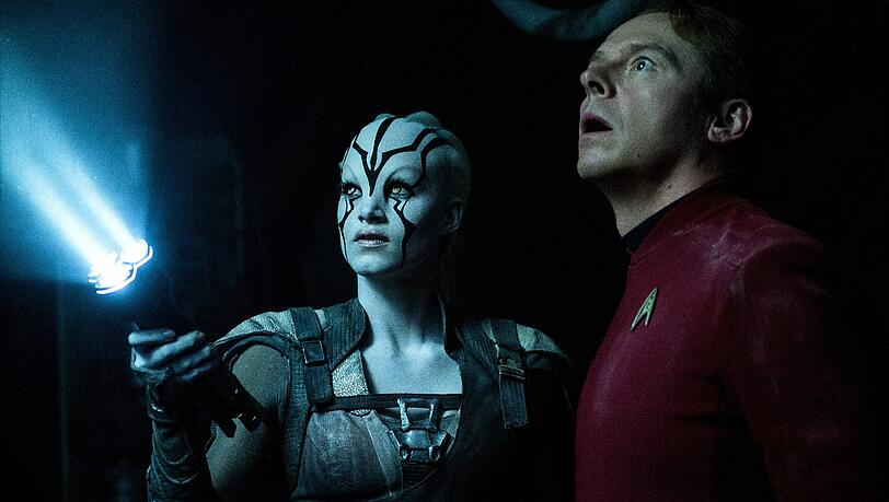 Jaylah (Sofia Boutella) zeigt Ingenieur Scotty (Simon Pegg) das Raumschiff. Jaylah (Sofia Boutella) zeigt Ingenieur Scotty (Simon Pegg) das Raumschiff.