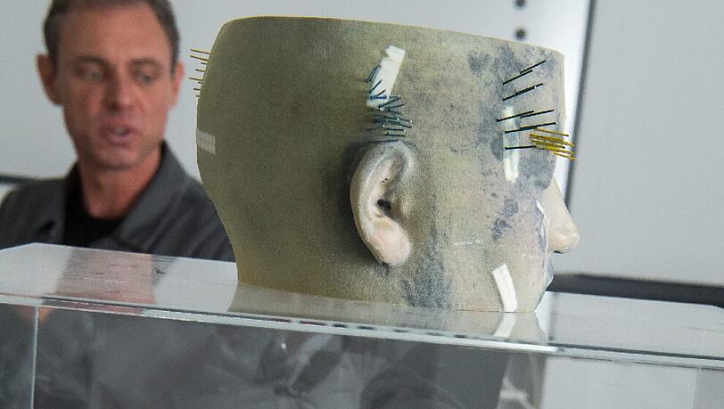 Einschusslöcher auf dem digital ersellten 3D-Modell eines Kopfes. Einschusslöcher auf dem digital ersellten 3D-Modell eines Kopfes.