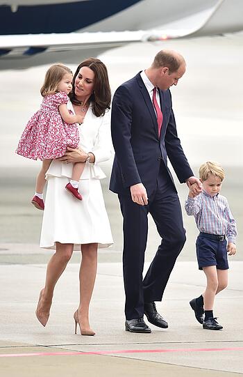Prinz William, seine Frau Herzogin Kate und ihre beiden Kinder Prinz George und Prinzessin Charlotte auf dem Flughafen in Warschau. Die Familie bereiste fünf Tage lang Polen und Deutschland.