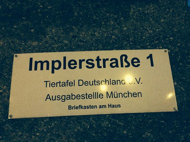 Das ehemalige Stellwerkhäuschen dient als Futterausgabestelle und Lager für die Tiertafel.