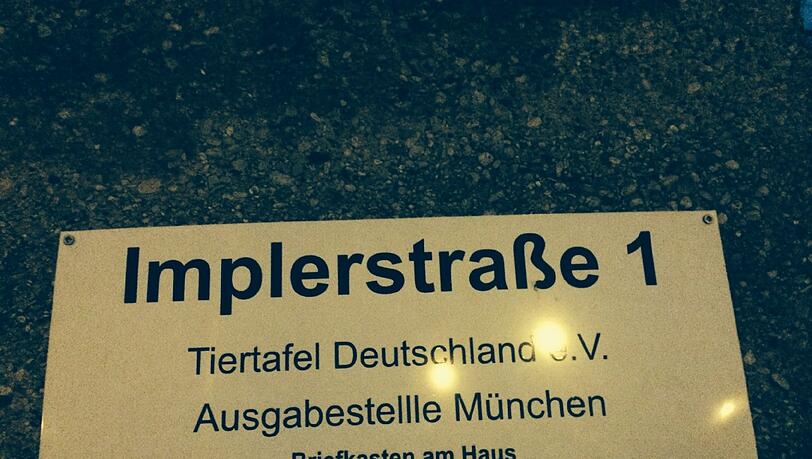 Das ehemalige Stellwerkhäuschen dient als Futterausgabestelle und Lager für die Tiertafel. Das ehemalige Stellwerkhäuschen dient als Futterausgabestelle und Lager für die Tiertafel.