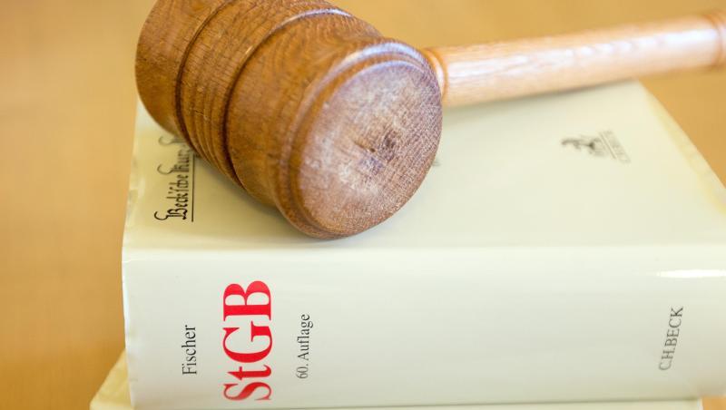 Ein Richterhammer und ein Strafgesetzbuch liegen auf einem Tisch. Foto: picture alliance / dpa Ein Richterhammer und ein Strafgesetzbuch liegen auf einem Tisch. Foto: picture alliance / dpa