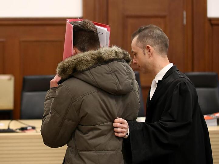 Der wegen versuchten Mordes angeklagte Jugendliche mit seinem Anwalt im Landgericht Nürnberg.