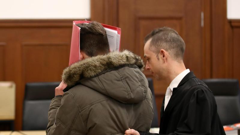 Der wegen versuchten Mordes angeklagte Jugendliche mit seinem Anwalt im Landgericht Nürnberg. Der wegen versuchten Mordes angeklagte Jugendliche mit seinem Anwalt im Landgericht Nürnberg.