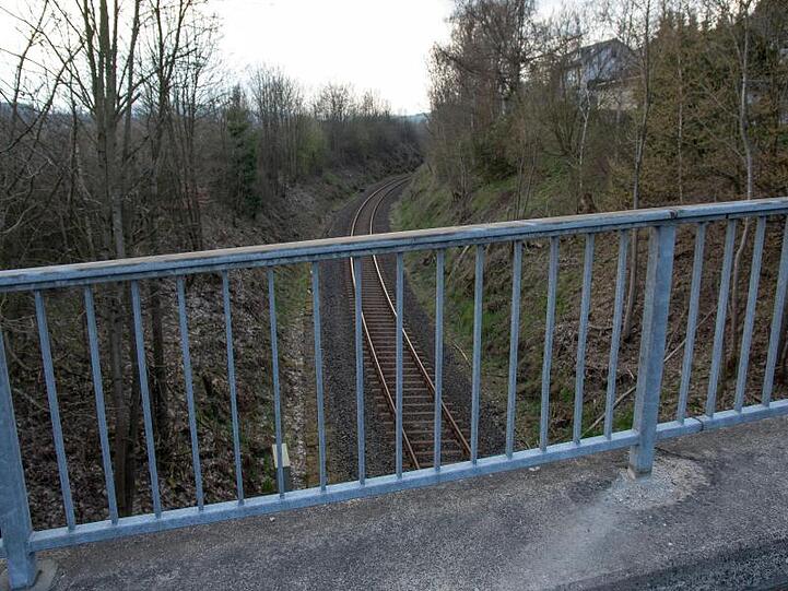 Blick von einer Eisenbahnbrücke bei Bad Berleburg. Von hier hingen die Gullydeckel über den Schienen.