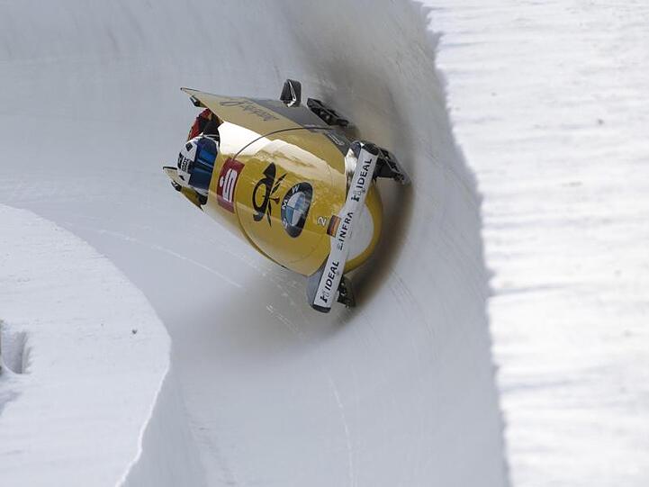 Francesco Friedrich steuert den Viererbob in der Eisbahn von St. Moritz zum Sieg.