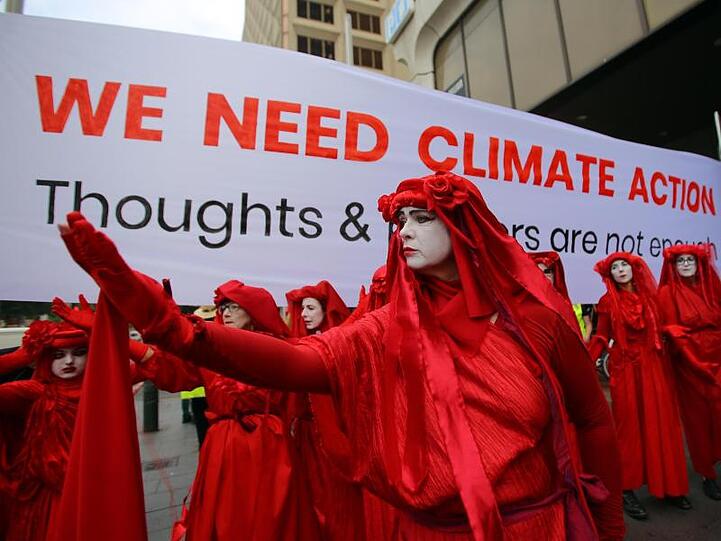 Aktivisten der "Red Rebel Brigade" von "Extinction Rebellion" gehen in Sydney ebenfalls auf die Straße.