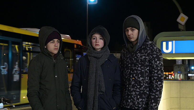 "Totgeschwiegen": Die Teenager Jakob (David Ali Rashed, l.), Mira (Flora Li Thiemann) und Fabian (Lenius Jung, r.)