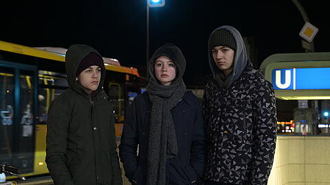 "Totgeschwiegen": Die Teenager Jakob (David Ali Rashed, l.), Mira (Flora Li Thiemann) und Fabian (Lenius Jung, r.)