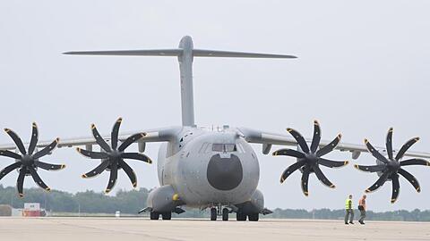 Ein Transportflugzeug vom Typ Airbus A400M der Luftwaffe auf dem Rollfeld in Wunstorf.