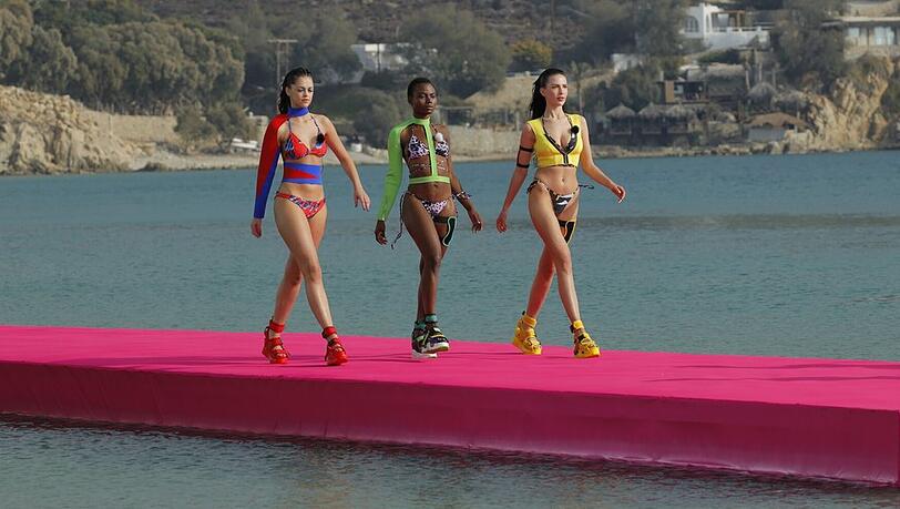 Vanessa, Noëlla und Anita auf dem Laufsteg über dem Meer.