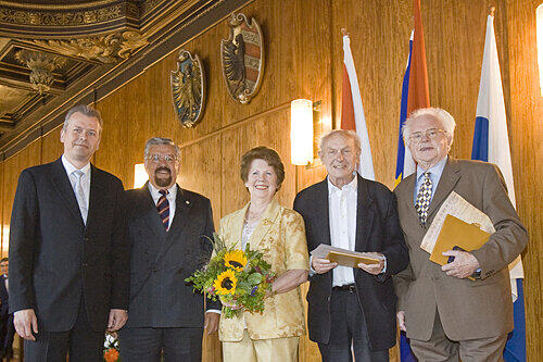 Bürgermedaillen zum 958. Stadtgeburtstag: OB Ulrich Maly überreichte die Auszeichnungen gestern an Lothar Wittman, Ursula Heublein, Toni Burghart und Hermann Glaser (von links).
