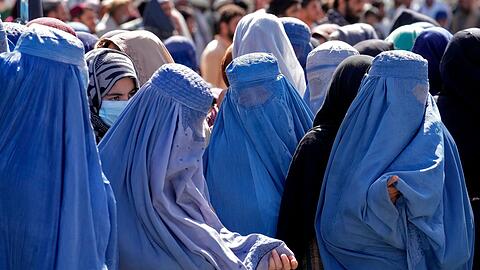 Frauen in Burkas warten in Afghanistans Hauptstadt Kabul auf Lebensmittelrationen.
