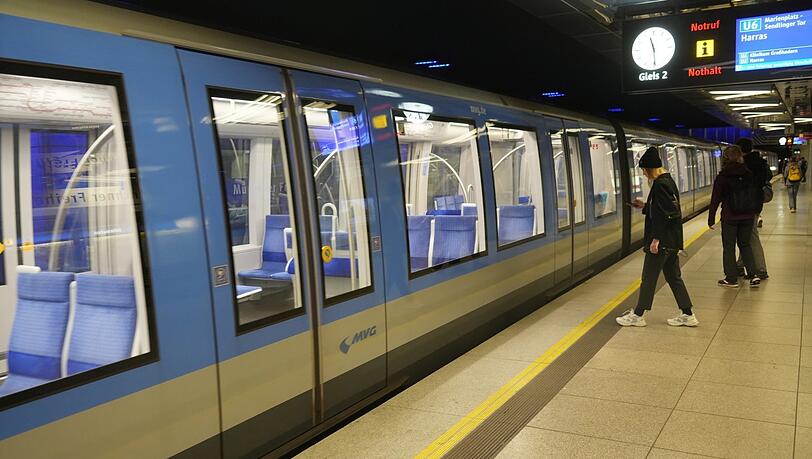 Die Türen gehen normalerweise nur auf, wenn Fahrgäste sie öffnen.
