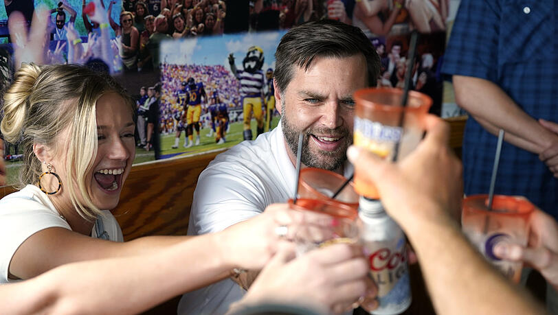 Der Vizepräsidentschaftskandidat der Republikaner, J.D. Vance, und Gäste des Restaurants Sup Dogs freuen sich über ihre Getränke während eines Wahlkampfstopps. Der Vizepräsidentschaftskandidat der Republikaner, J.D. Vance, und Gäste des Restaurants Sup Dogs freuen sich über ihre Getränke während eines Wahlkampfstopps.