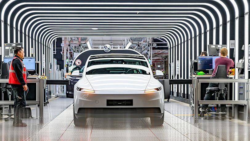 Der Elektroautobauer Tesla will in seiner Fabrik in Gr&uuml;nheide 1.000 Besch&auml;ftigte innerhalb weniger Monate neu einstellen. (Archivbild)