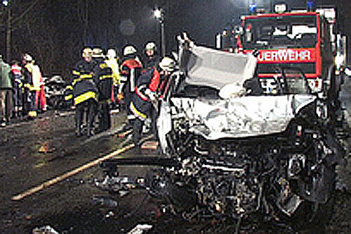 In der Nacht von Dienstag auf Mittwoch prallten in Veitshöchheim auf der Bundesstraße 27 zwei Pkw frontal aufeinander