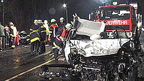 In der Nacht von Dienstag auf Mittwoch prallten in Veitshöchheim auf der Bundesstraße 27 zwei Pkw frontal aufeinander In der Nacht von Dienstag auf Mittwoch prallten in Veitshöchheim auf der Bundesstraße 27 zwei Pkw frontal aufeinander