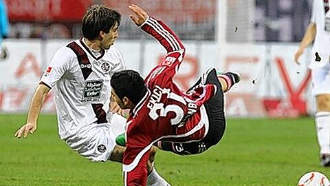 Nicht unbedingt die beste Rückenschule: Mehmet Ekicis Sturzflug nach einer Attacke von Lauterns Jan Moravek.