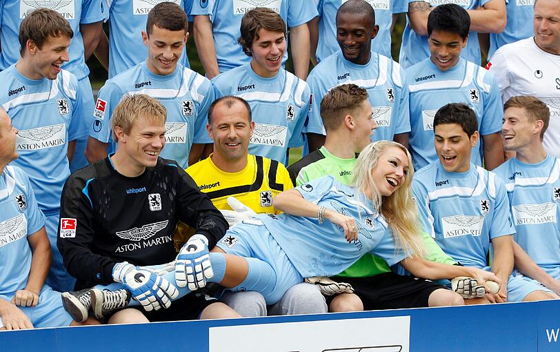 Eine Radiomoderatotin hat sich da mit aufs offizielle Team-Foto der Löwen gemogelt: Sarah Rönnert sorgt für gute Laune bei den Sechzgern...