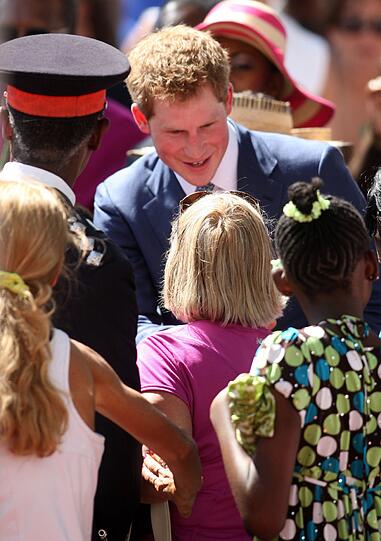 Repräsentieren und Feiern im Namen der Queen: Prinz Harry bei seinem Besuch in Nassau auf den Bahamas.