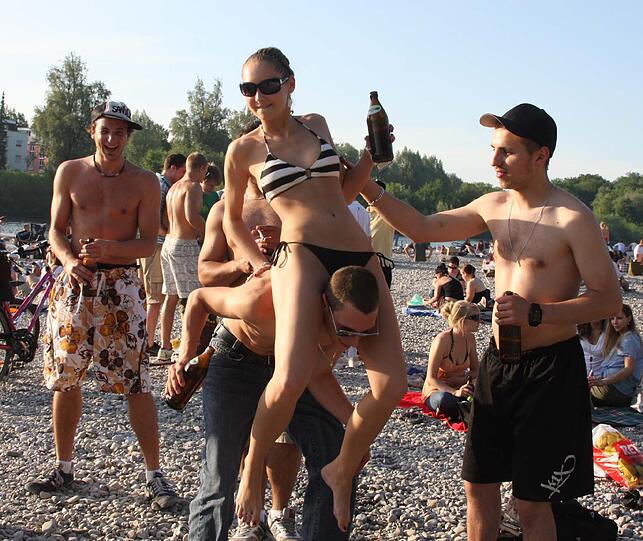 ISAR-PARTY: Wer noch nie bei einer richtigen Isar-Fete dabei war, hat was verpasst. Biertragel in den Fluss, Grill angeschmissen, und los geht's!