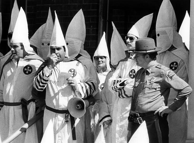 Ku-Klux-Klan-Mitglieder bei einer Kundgebung am 01.05.1982 auf den Stufen des Rathauses in Meriden, USA.
