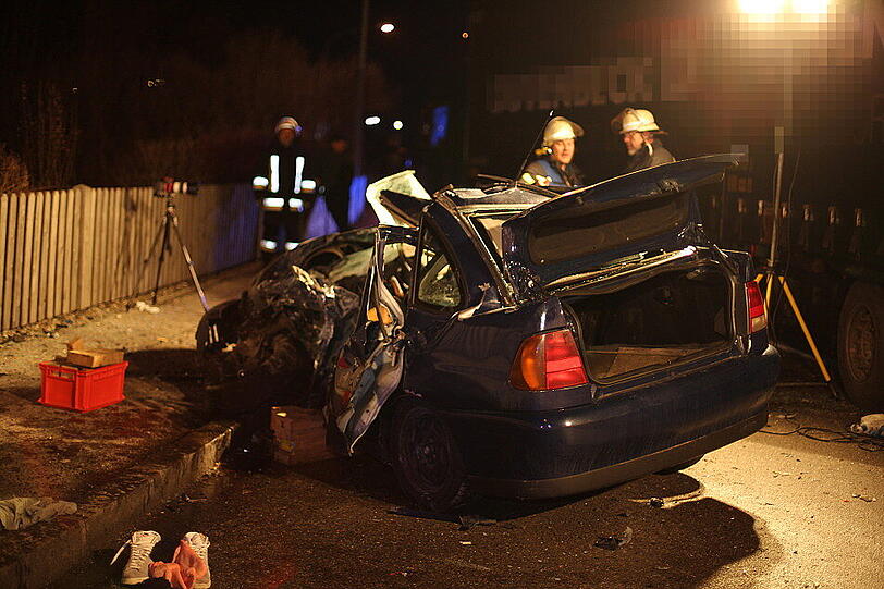 Bei Traunreut hat sich am Freitag ein schwerer Verkehrsunfall ereignet. Die Bilder.