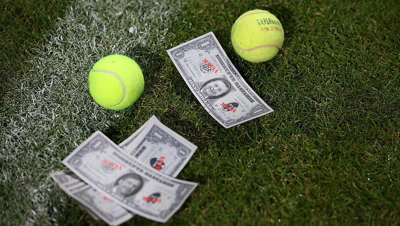 Mit Tennisbällen und Fake-Geldscheinen machten die Löwen-Fans ihrem Unmut im Spiel gegen die Würzburger Kickers Luft. Mit Tennisbällen und Fake-Geldscheinen machten die Löwen-Fans ihrem Unmut im Spiel gegen die Würzburger Kickers Luft.