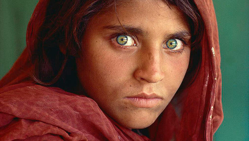 Das Porträt eines afghanischen Flüchtlingsmädchens, fotografiert von Steve McCurry für „National Geographic“. Das Porträt eines afghanischen Flüchtlingsmädchens, fotografiert von Steve McCurry für „National Geographic“.