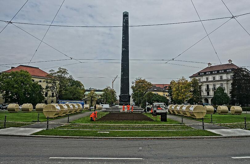 Prominente Stelle als temporäre Müllabladestation: Der Karolinenplatz