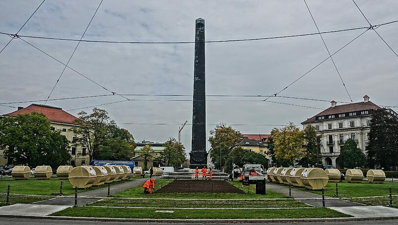 Prominente Stelle als temporäre Müllabladestation: Der Karolinenplatz Prominente Stelle als temporäre Müllabladestation: Der Karolinenplatz