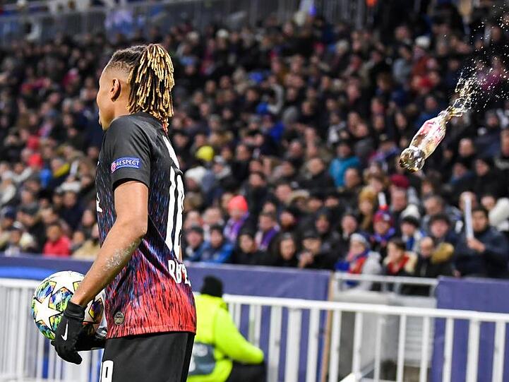 Christopher Nkunku von RB Leipzig wird mit einer fast vollen Getränkeflasche beworfen.
