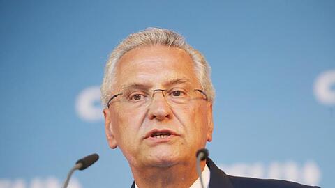 Bayerns Innenminister Joachim Hermann (CSU) sieht keinen Anlass für einen grundsätzlichen Faschingsverzicht.