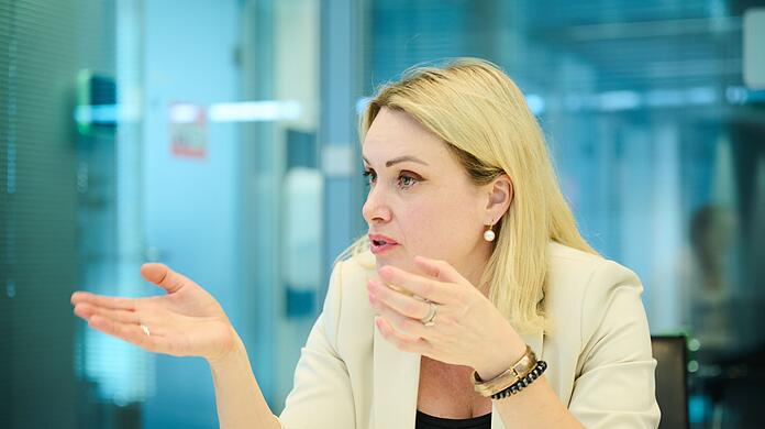 Die russische Journalistin Marina Owsjannikowa beim Interview mit der Deutschen Presse-Agentur. Die russische Journalistin Marina Owsjannikowa beim Interview mit der Deutschen Presse-Agentur.