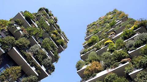 Blick auf den "Bosco Verticale", zwei begrünte Hochhaustürme. "Bosco Verticale" ist Italienisch und bedeutet vertikaler oder senkrechter Wald.