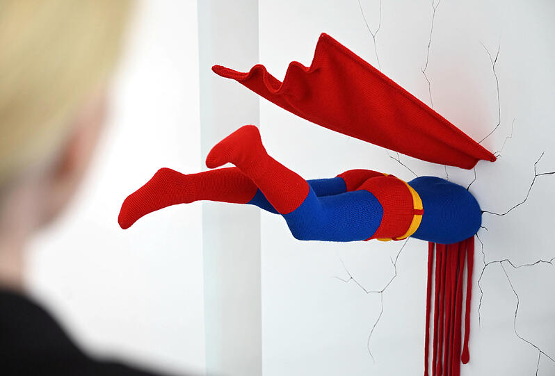 Männer wollen halt mit dem Kopf durch die Wand: Patricia Wallers Häkelpupppe "o. T. (Superman)", aus dem Jahr 2011.