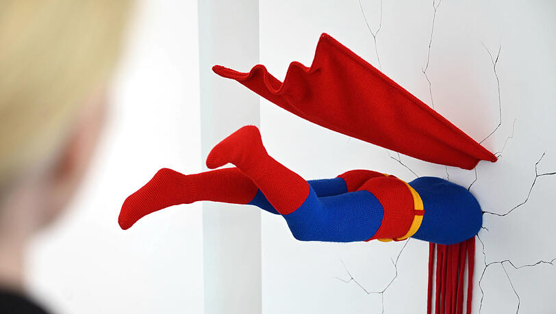 Männer wollen halt mit dem Kopf durch die Wand: Patricia Wallers Häkelpupppe "o. T. (Superman)", aus dem Jahr 2011. Männer wollen halt mit dem Kopf durch die Wand: Patricia Wallers Häkelpupppe "o. T. (Superman)", aus dem Jahr 2011.