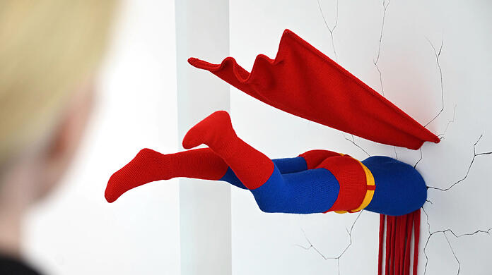 Männer wollen halt mit dem Kopf durch die Wand: Patricia Wallers Häkelpupppe "o. T. (Superman)", aus dem Jahr 2011.