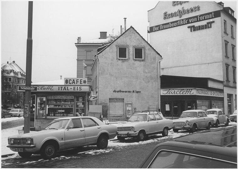 Schon damals ein Münchner Traditionsbetrieb: das Sarcletti an der Ecke Nymphenburger Straße/Schulstraße in der Nachriegszeit.
