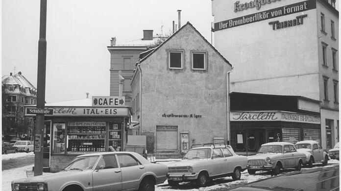 Schon damals ein Münchner Traditionsbetrieb: das Sarcletti an der Ecke Nymphenburger Straße/Schulstraße in der Nachriegszeit.