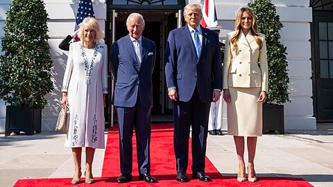 Am zweiten Tag mit Donald Trump und Melania Trump (r.) haben König Charles und Camilla viel vor. Am zweiten Tag mit Donald Trump und Melania Trump (r.) haben König Charles und Camilla viel vor.