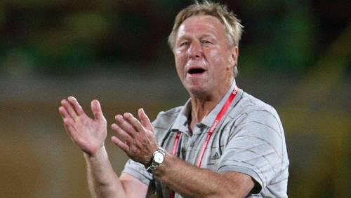 Beklatscht den Sieg seiner Mannschaft über Nigeria: U 20-Coach Horst Hrubesch. Beklatscht den Sieg seiner Mannschaft über Nigeria: U 20-Coach Horst Hrubesch.