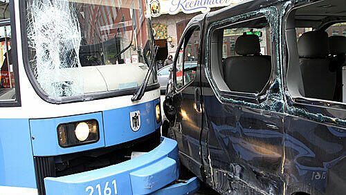 Auto gegen Tram: Unfall in München Auto gegen Tram: Unfall in München