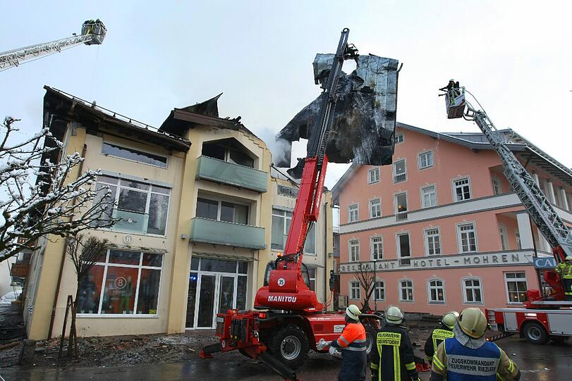 Großbrand im Oberallgäu - elf Personen kamen mit einer Rauchvergiftung ins Krankenhaus.