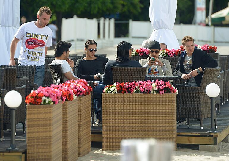 US 5? Nein, DFB-Elf! Ihre Auszeit am Dienstag nutzen Ron-Robert Zieler, Mesut Özil, Ilkay Guendogan, Tim Wiese und Sami Khedira zum Flanieren durch Sopot. Medienwirksam, versteht sich: Auf den ersten Blick könnte man Jogis Jungs für eine Boyband halten.