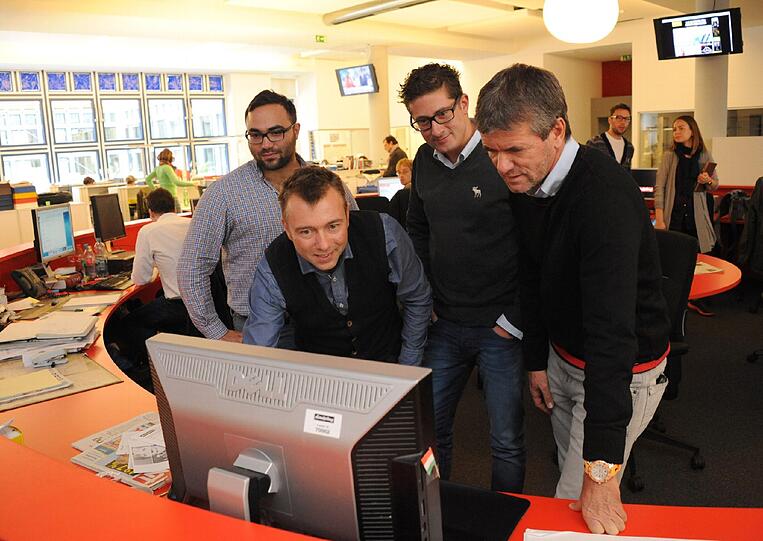 Am Montag war Friedhelm Funkel zu Gast bei der AZ. Der neue Löwen-Trainer begutachtete nicht nur die Redaktionsräume, sondern stellte sich auch am AZ-Telefon den Fragen unserer Leser. Die Bilder!