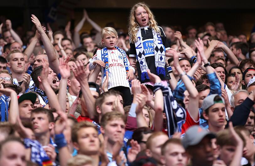 Fans des HSV verfolgen das Relegationsrückspiel in der Imtech Arena in Hamburg.